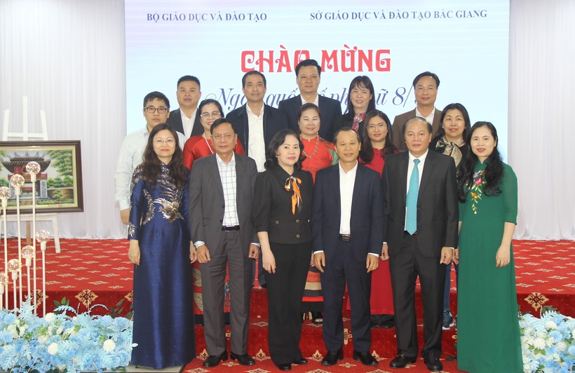 Thứ trưởng Bộ GD&ĐT Ngô Thị Minh (thứ ba từ trái qua phải, hàng thứ nhất) chụp ảnh lưu niệm cùng lãnh đạo UBND, Sở GD&ĐT tỉnh Bắc Giang.