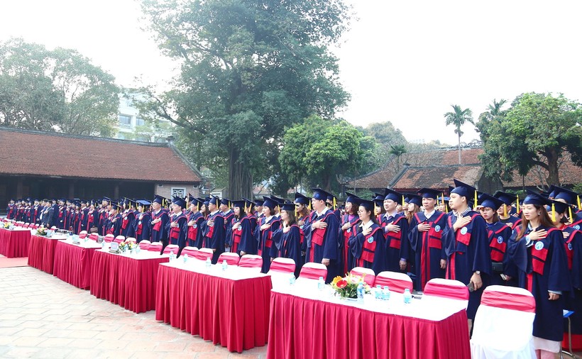 Trường ĐH Mở Hà Nội trao bằng tốt nghiệp cho gần 900 sinh viên, học viên  ảnh 2