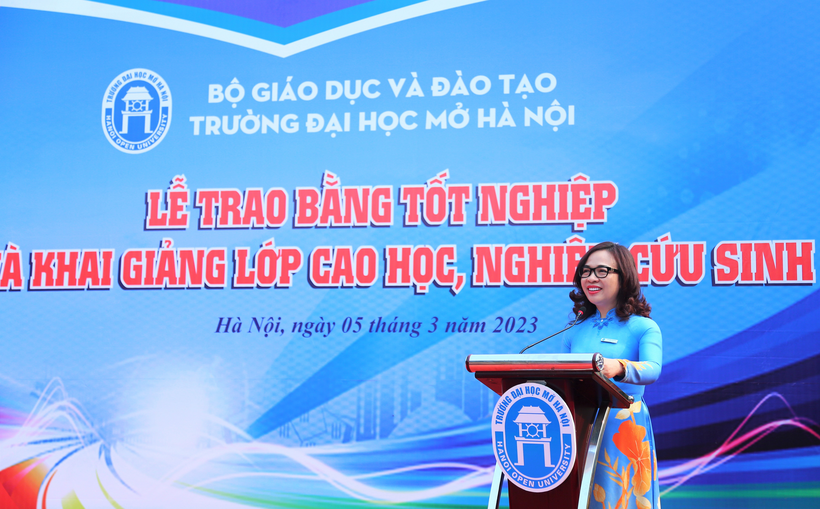 Trường ĐH Mở Hà Nội trao bằng tốt nghiệp cho gần 900 sinh viên, học viên  ảnh 1