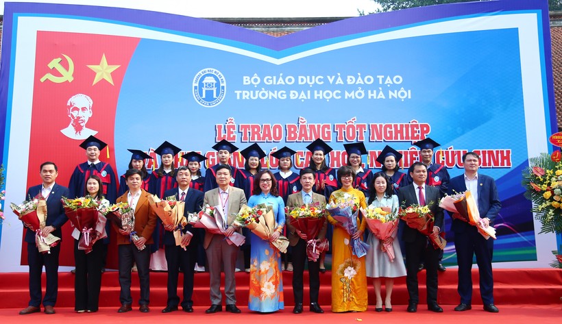Trường ĐH Mở Hà Nội trao bằng tốt nghiệp cho gần 900 sinh viên, học viên  ảnh 4