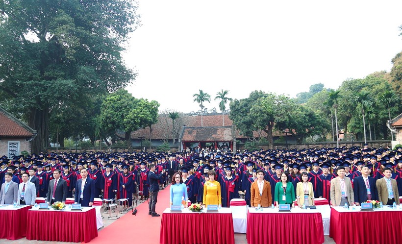 Trường ĐH Mở Hà Nội trao bằng tốt nghiệp cho gần 900 sinh viên, học viên  ảnh 3