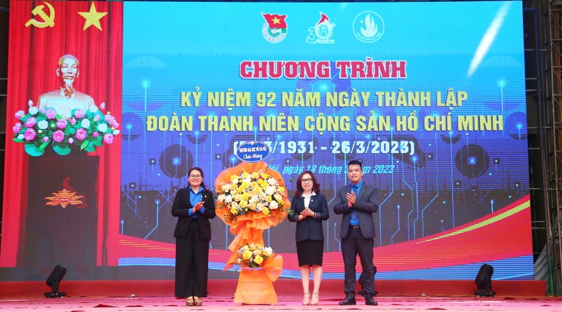  PGS.TS Nguyễn Thị Nhung – Hiệu trưởng nhà trường tặng lẵng hoa chúc mừng Đoàn thanh niên cộng sản Hồ Chí Minh của nhà trường. 