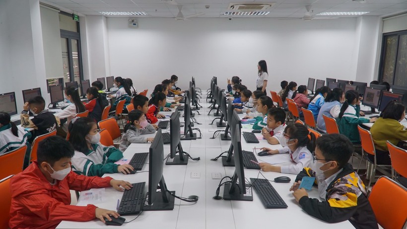 Thí sinh tập trung làm hai bài thi kiểm tra tư duy ngôn ngữ tiếng Việt.