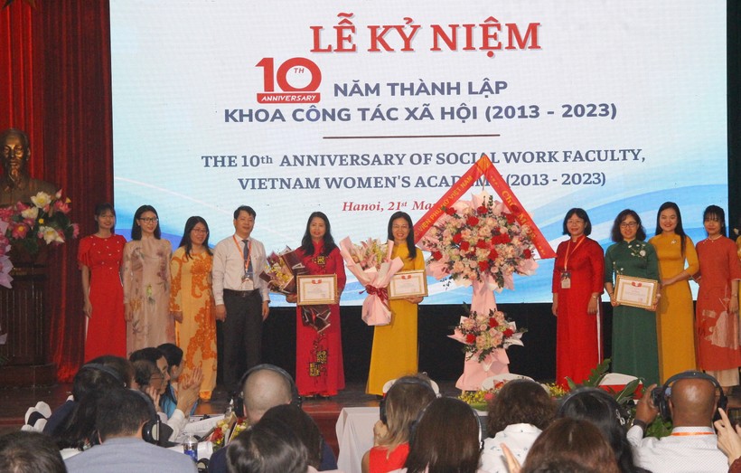 Ban giám đốc Học viện Phụ nữ Việt Nam tặng hoa chúc mừng tập thể Khoa công tác xã hội.