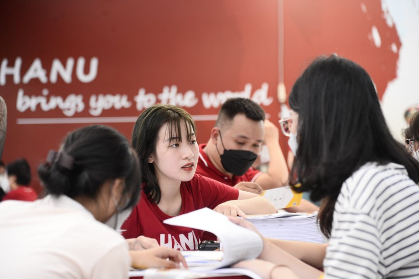 Rất đông thí sinh quan tâm đến các ngành đào tạo của Trường ĐH Hà Nội, trong đó có ngành Ngôn ngữ Hàn Quốc. Ảnh: Internet.