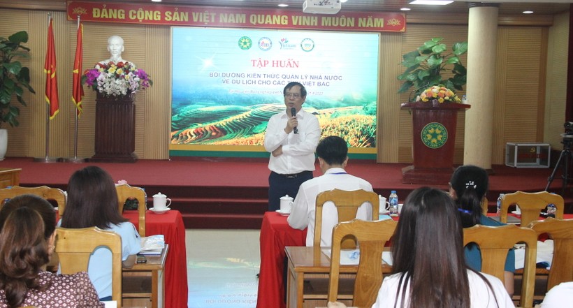 TSKH Nguyễn Quốc Hưng trao đổi với các học viên về du lịch văn hóa, trong đó có nội dung về du lịch hoài niệm.