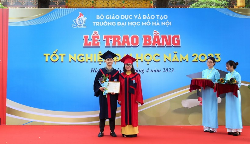 PGS.TS Nguyễn Thị Nhung trao bằng tốt nghiệp cho các tân cử nhân, kỹ sư.