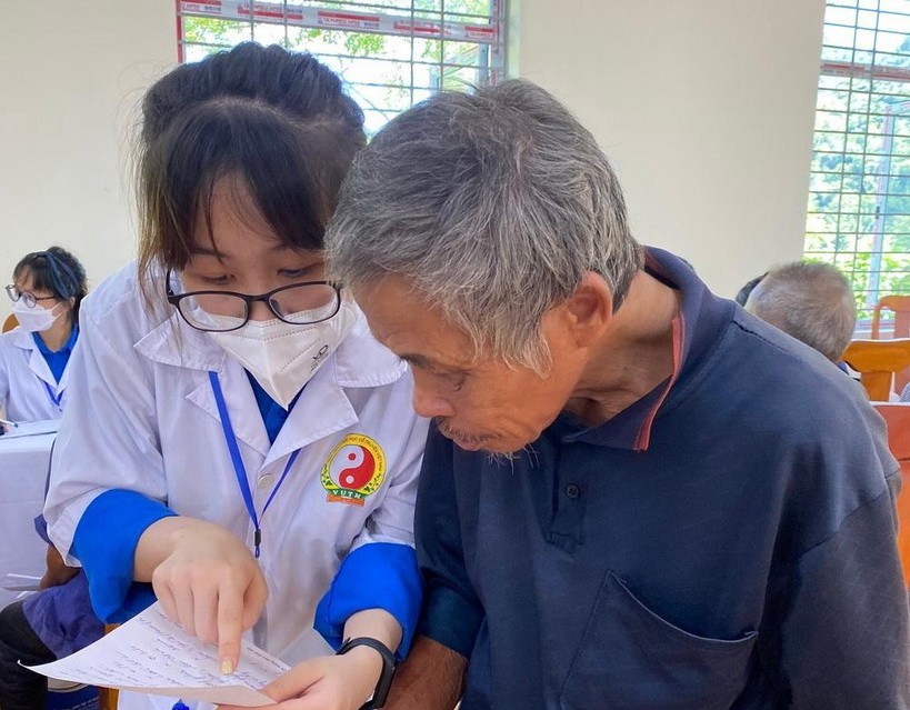 Sinh viên Học viện Y - Dược học cổ truyền Việt Nam tham gia khám, chữa bệnh miễn phí cho người dân Bắc Kạn.