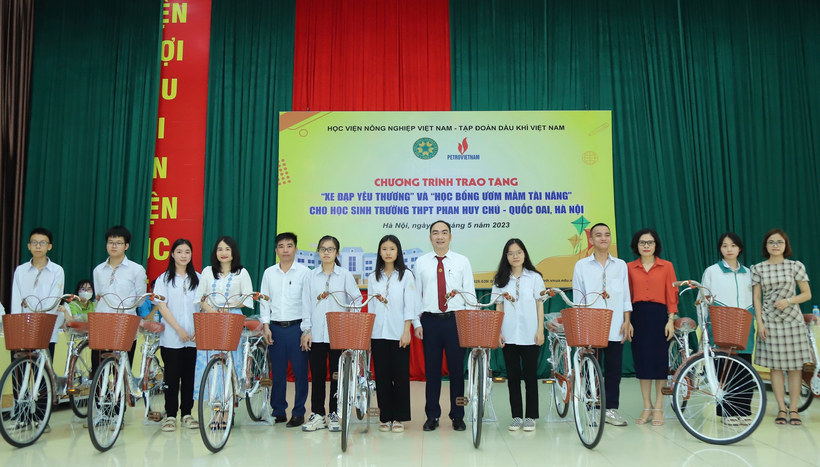 TS Dương Thành Huân (thứ 6 từ phải qua trái) và thầy Nguyễn Thanh Tuấn (thứ 5 từ trái qua phải) trao xe đạp yêu thương” cho học sinh.