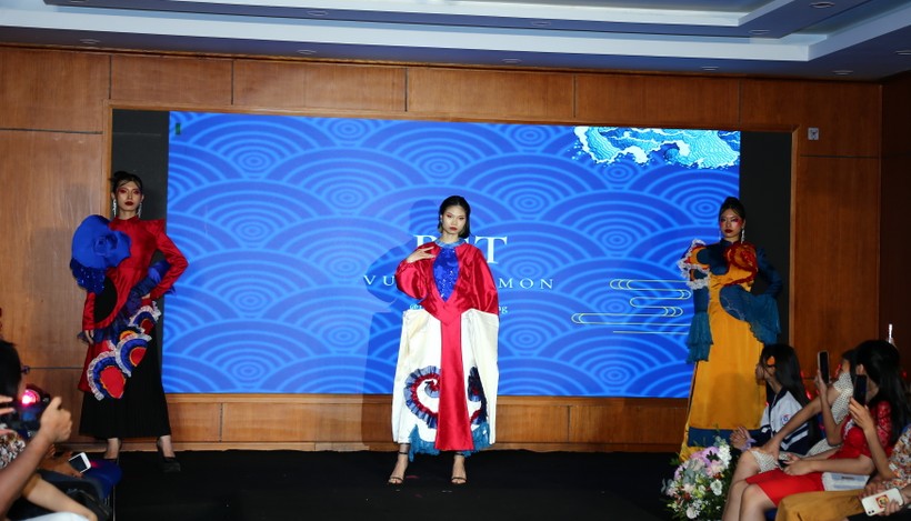 Sinh viên trường ĐH Mở Hà Nội biểu diễn thời trang tốt nghiệp ảnh 4