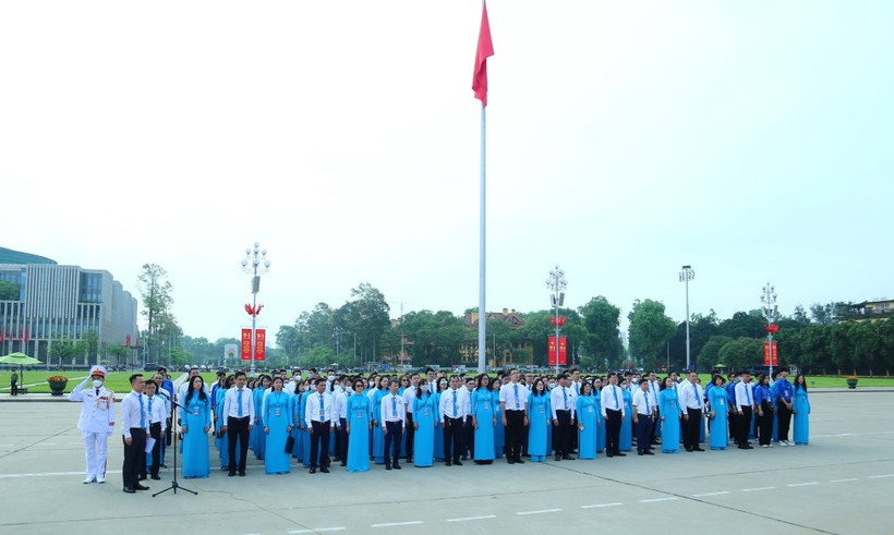 Gần 400 đại biểu Trường Đại Học Mở Hà Nội báo công dâng Bác ảnh 2