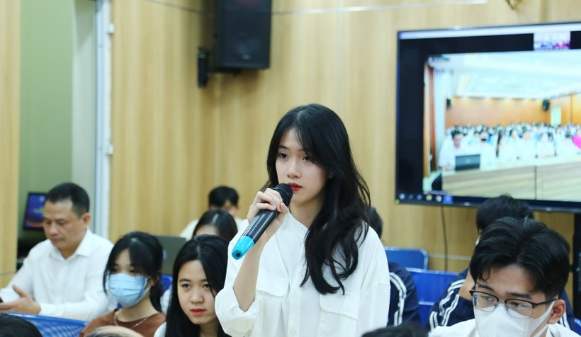 Lãnh đạo Trường Đại học Mở Hà Nội đối thoại với sinh viên ảnh 1