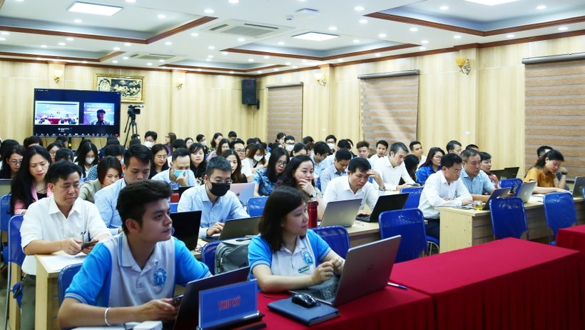 Lãnh đạo Trường Đại học Mở Hà Nội đối thoại với sinh viên ảnh 3