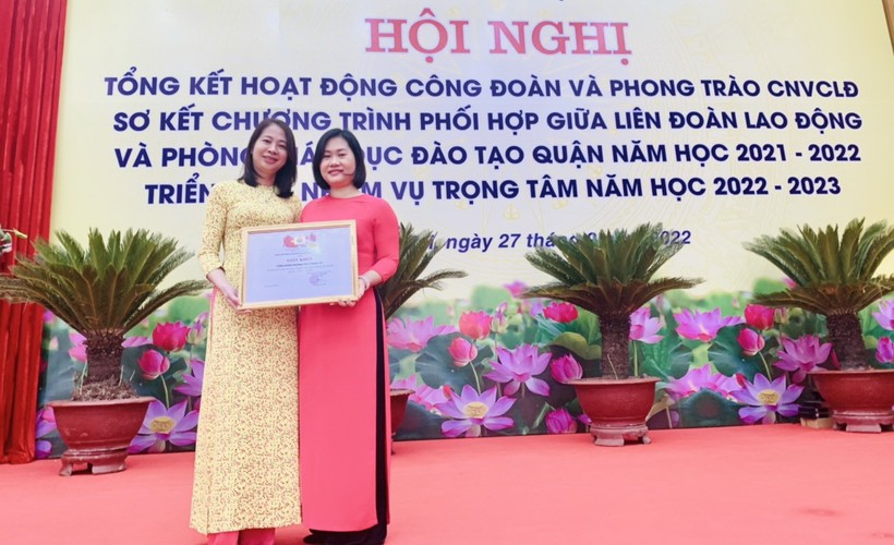 Cô Nguyễn Thị Thanh Tâm – Hiệu trưởng Trường THCS Thanh Trì (bên trái) và cô Vũ Diệu Hương.