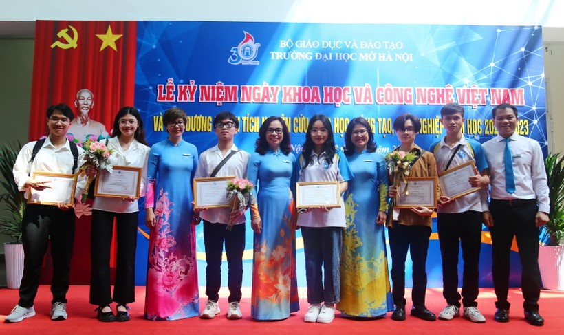 Sinh viên có thành tích tiêu biểu trong hoạt động NCKH, sáng tạo và khởi nghiệp năm học 2022 – 2023 của Trường ĐH Mở Hà Nội chụp ảnh lưu niệm cùng đại diện Ban lãnh đạo Trường.