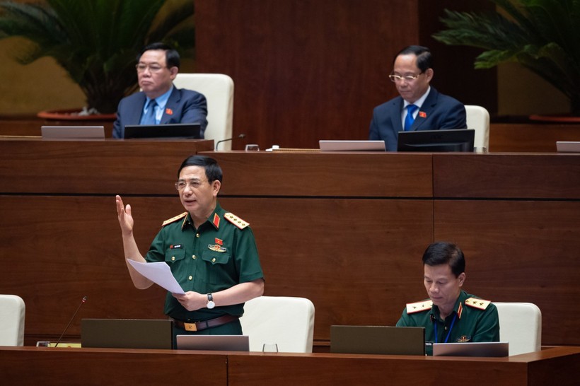 Đại tướng Phan Văn Giang, Ủy viên Bộ Chính trị, Bộ trưởng Bộ Quốc phòng tiếp thu, giải trình ý kiến đại biểu Quốc hội.