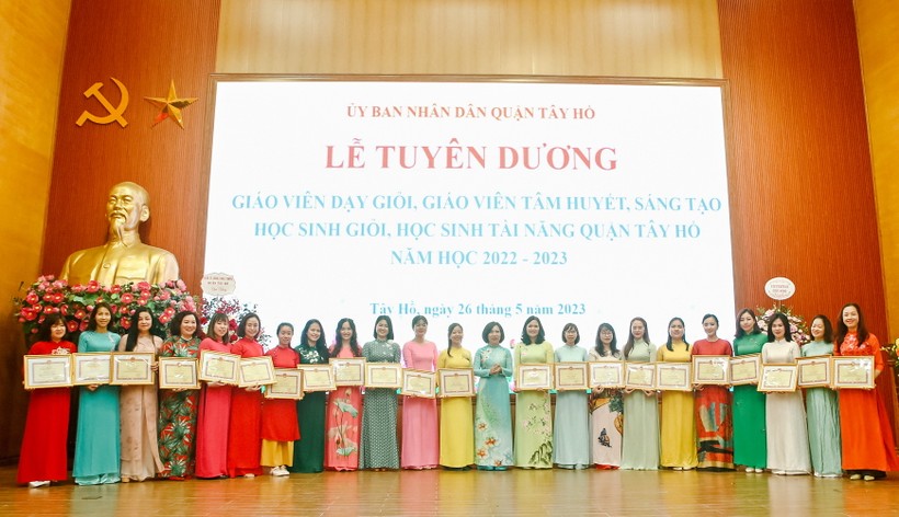 Bà Lê Thị Thu Hằng - Bí thư Quận ủy Tây Hồ trao khen thưởng cho các giáo viên có thành tích xuất sắc trong năm học 2022 - 2023.