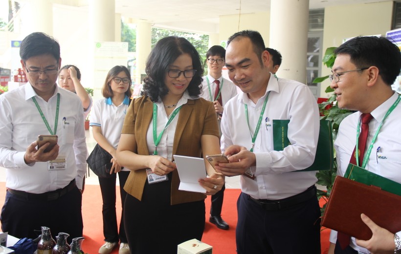 GS.TS Nguyễn Thị Lan – Giám đốc Học viện Nông nghiệp Việt Nam cùng Ban Giám khảo một số trải nghiệm sản phẩm được trưng bày tại triển lãm - chiều 27/5.