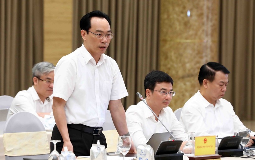 Thứ trưởng Hoàng Minh Sơn trao đổi tại buổi họp báo Chính phủ - chiều 3/6.