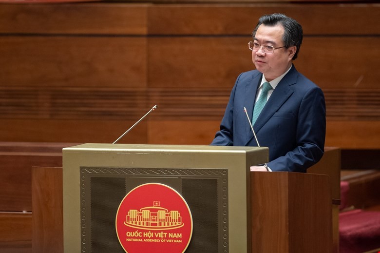 Bộ trưởng Bộ Xây dựng Nguyễn Thanh Nghị, thừa ủy quyền của Thủ tướng Chính phủ trình bày Tờ trình về dự án Luật Nhà ở (sửa đổi).
