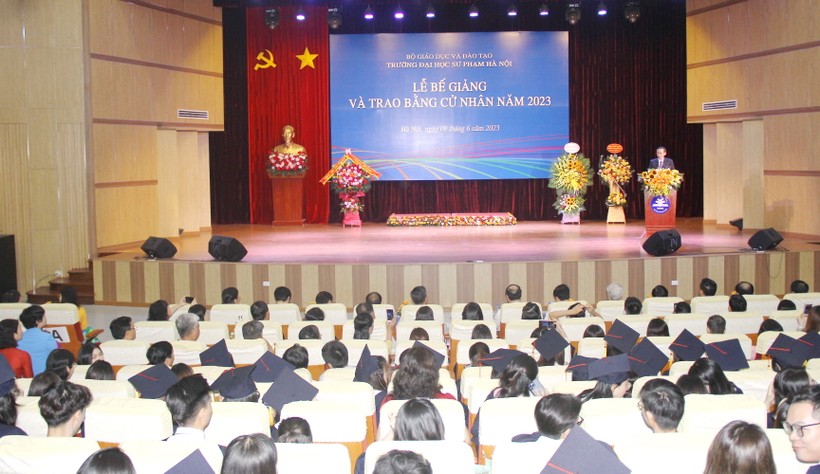 Trường ĐH Sư phạm Hà Nội trao bằng cử nhân cho hơn 1300 sinh viên ảnh 2