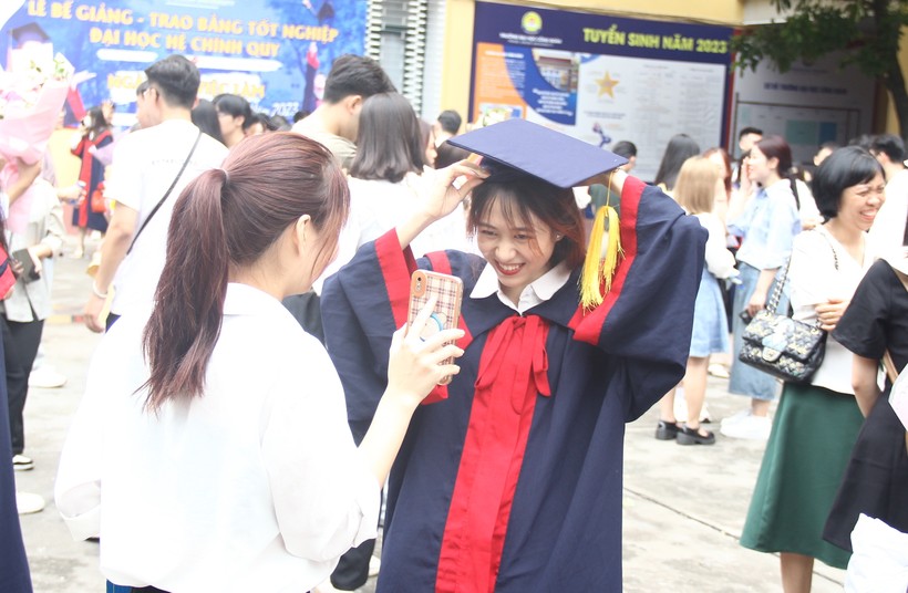Sinh viên Công đoàn rạng rỡ niềm vui trong ngày tốt nghiệp ảnh 1