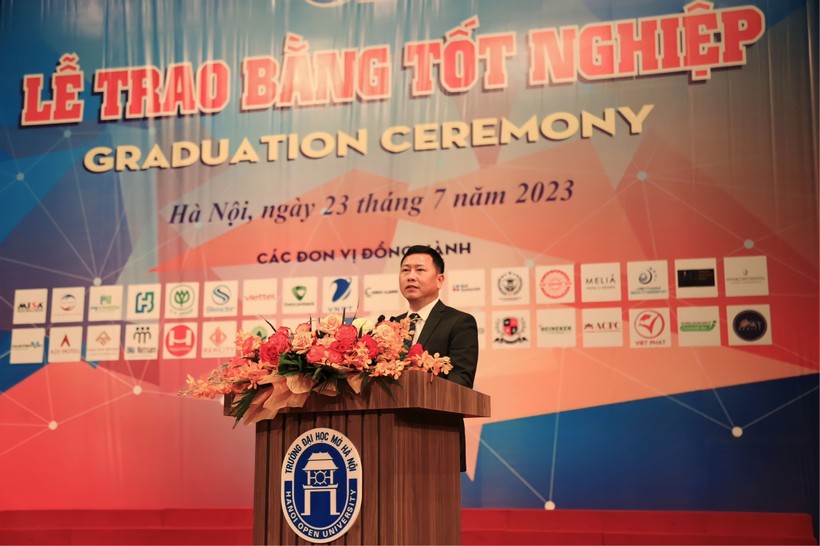 Trường ĐH Mở Hà Nội trao bằng tốt nghiệp cho hơn 2000 người học ảnh 2