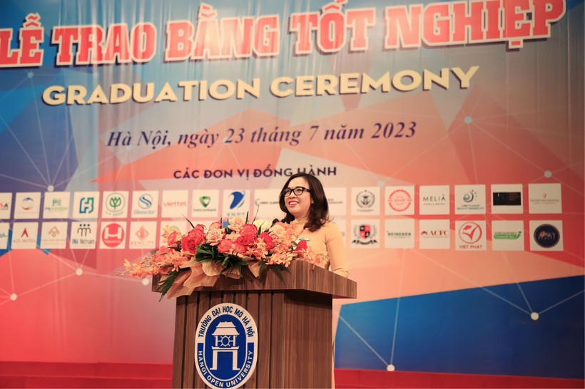 Trường ĐH Mở Hà Nội trao bằng tốt nghiệp cho hơn 2000 người học ảnh 1