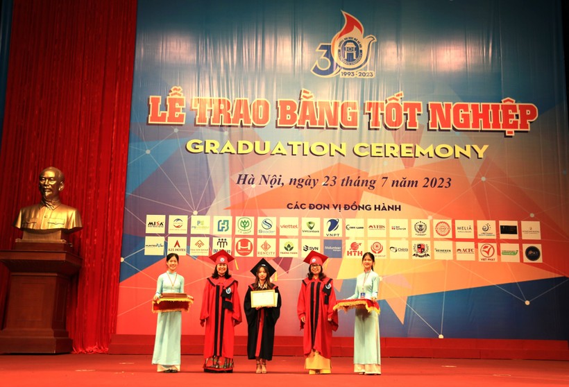 Trường ĐH Mở Hà Nội trao bằng tốt nghiệp cho hơn 2000 người học ảnh 3