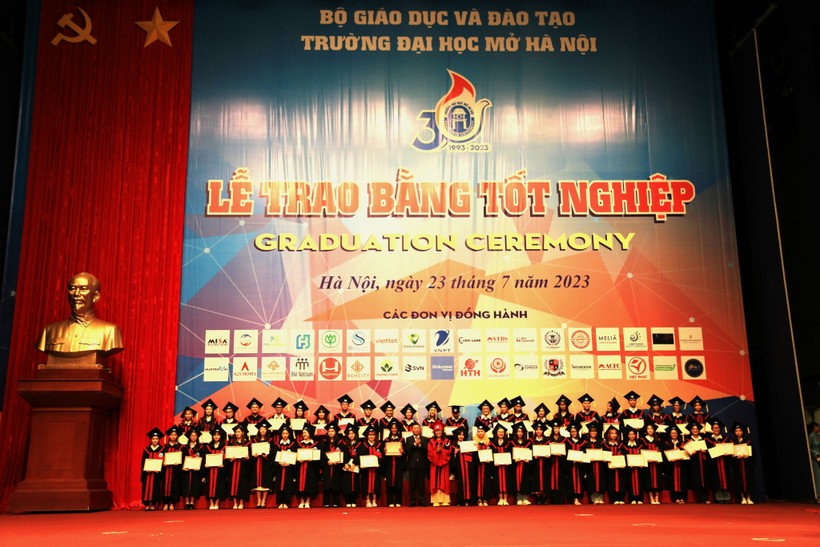 Trường ĐH Mở Hà Nội trao bằng tốt nghiệp cho hơn 2000 người học ảnh 4