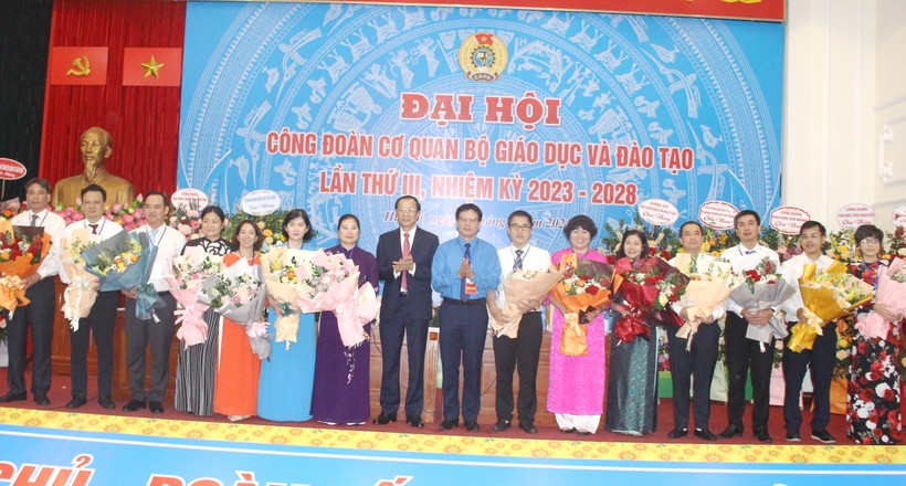 Thứ trưởng Phạm Ngọc Thưởng (thứ tám từ trái qua phải), ông Nguyễn Ngọc Ân - Chủ tịch Công đoàn Giáo dục Việt Nam (thứ tám từ phải qua trái) tặng hoa chúc mừng Ban hành Công đoàn cơ quan Bộ GD&ĐT nhiệm kỳ 2023 - 2028.