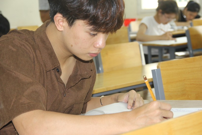 Thí sinh tham dự thi năng khiếu - môn vẽ vào Trường ĐH Sư phạm Hà Nội năm 2023.