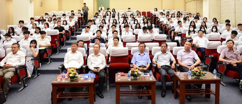 100 học sinh của Trường ĐH Sư phạm Hà Nội được bồi dưỡng kết nạp Đảng ảnh 2