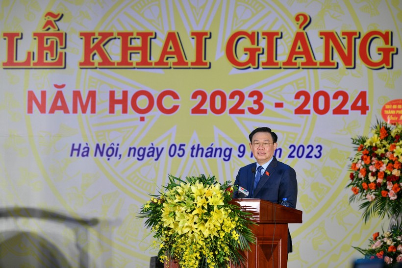 Chủ tịch Quốc hội Vương Đình Huệ phát biểu tại Lễ khai giảng năm học 2023 - 2024 tại Trường Hữu nghị T78 (Phúc Thọ, Hà Nội).