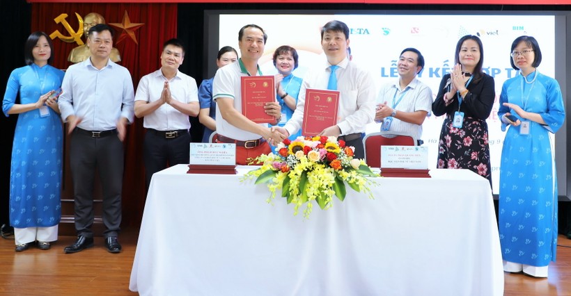 PGS.TS Trần Quang Tiến – Giám đốc Học viện Phụ nữ Việt Nam (bên phải, hàng 1) và đại diện tổ chức, doanh nghiệp thực hiện ký kết, thỏa thuận hợp tác.