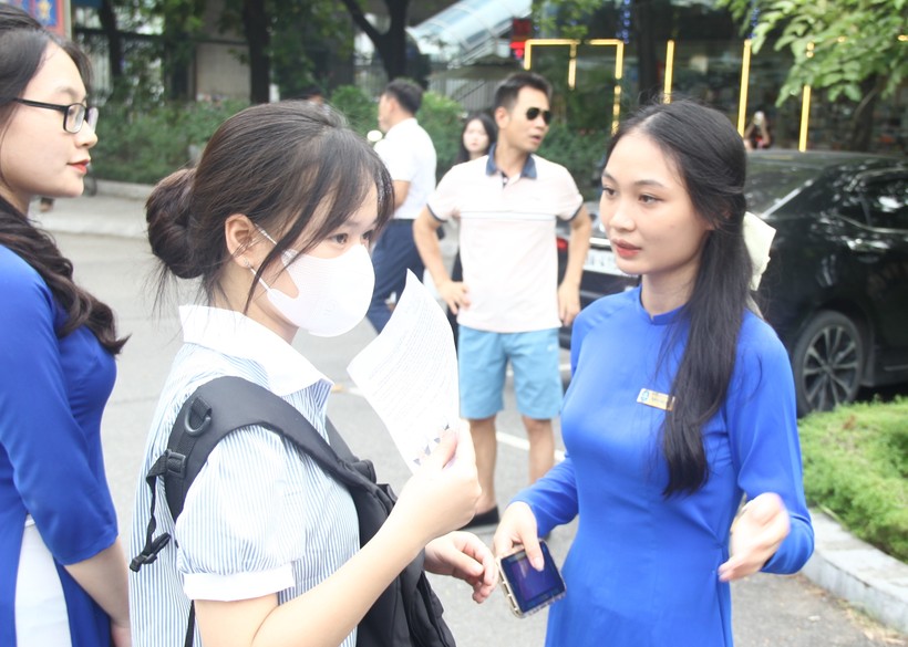 Sinh viên tình Nguyện Phạm Thị Ngọc Kiều nhiệt tình hướng dẫn sinh viên khi đến nhập học. ảnh 2