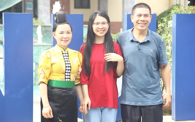 Tân sinh viên Cầm Huyền Nhung cùng bố, mẹ trong ngày nhập học. ảnh 3