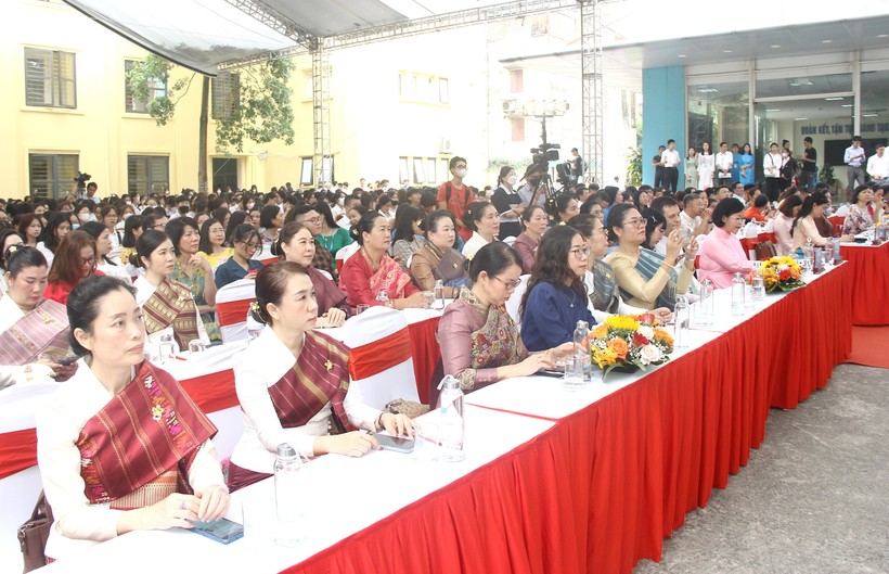 Các đại biểu và học viện đến từ nước bạn Lào và các tân sinh viên tham dự Lễ khai giảng năm học 2023 - 2024 của Học viện Phụ nữ Việt Nam. ảnh 2