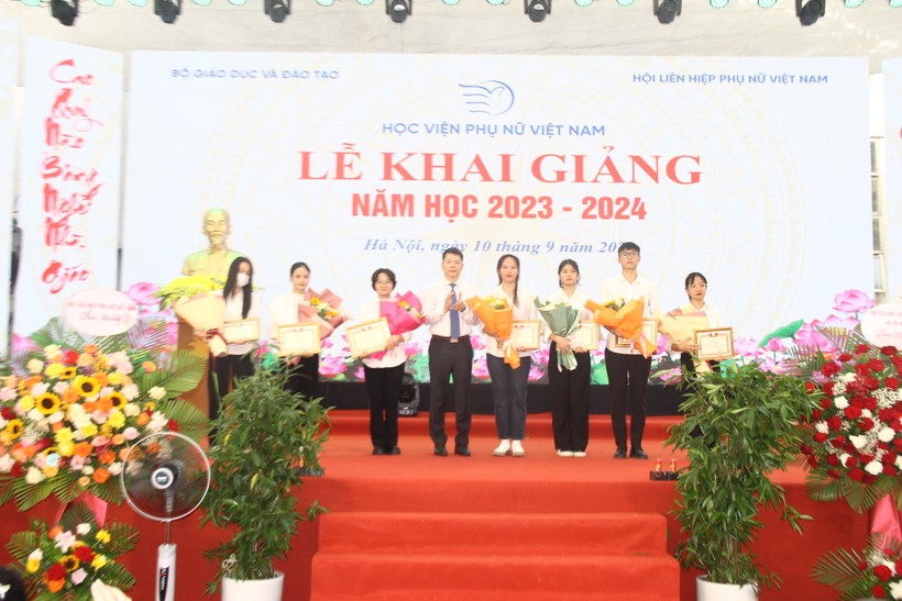 PGS.TS Trần Quang Tiến - Giám đốc Học viện Phụ nữ Việt Nam trao học bổng cho các thủ khoa đầu vào.