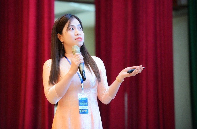 Cô giáo Lê Thị Phương Châu chia sẻ tham luận về “Thực trạng và giải pháp nâng cao chất lượng dạy học từ và câu cho học sinh lớp 2, 3 trong môn Tiếng Việt”. ảnh 2