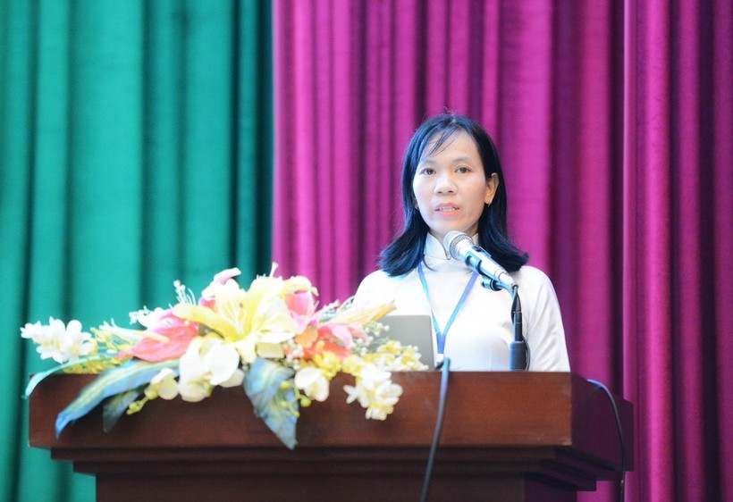 Cô Nguyễn Thị Tuyết Anh - giáo viên Trường tiểu học Trần Quốc Toản trao đổi tại Hội thảo. ảnh 3
