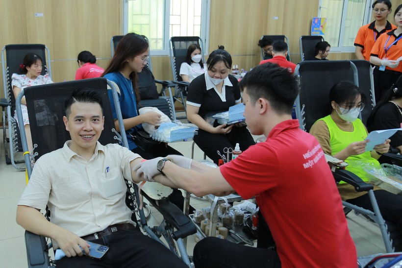 Nhiều cán bộ của Trường ĐH Mở tham gia hiến máu. ảnh 2