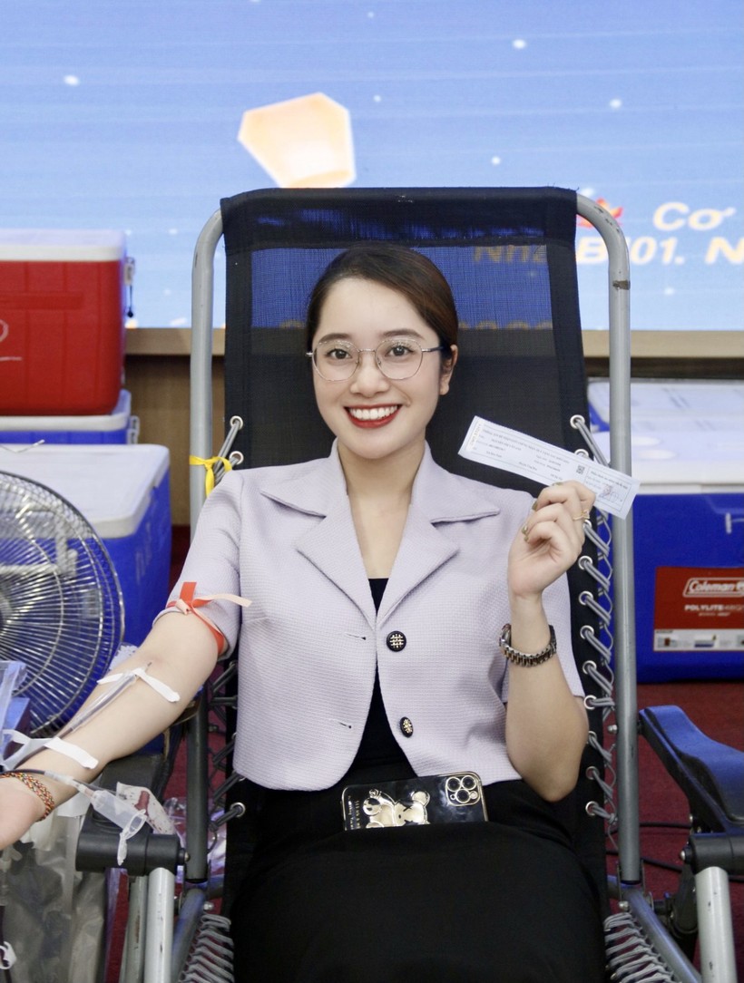 Nữ nhân viên Trường ĐH Mở Hà Nội hạnh phúc khi những giọt máu của mình có thể cứu nhiều người bệnh. ảnh 3
