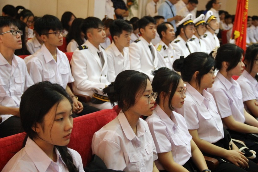 Sinh viên Trường ĐH Hàng Hải Việt Nam tại lễ khai giảng năm học 2023 - 2024. ảnh 3