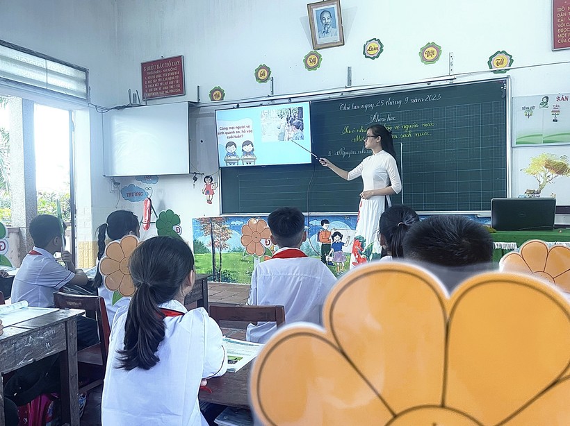 Một lớp học có ứng dụng công nghệ thông tin của Trường tiểu học xã Nghĩa Sơn. ảnh 2