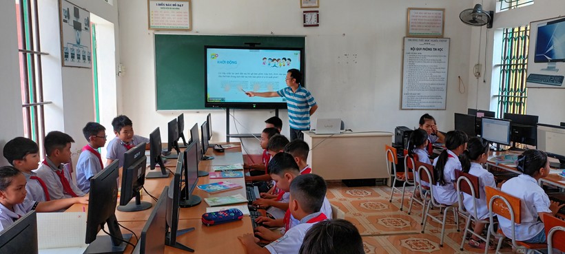 Trường tiểu học xã Nghĩa Thịnh trang bị bảng tương tác phục vụ cho thầy - trò trong dạy - học. ảnh 4