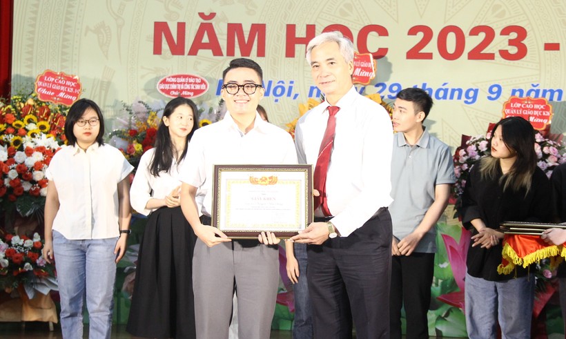 PGS.TS Trần Hữu Hoan - Phó Giám đốc Học viện trao Giấy khen cho các sinh viên có thành tích xuất sắc trong các phong trào năm học 2022 – 2023. ảnh 3