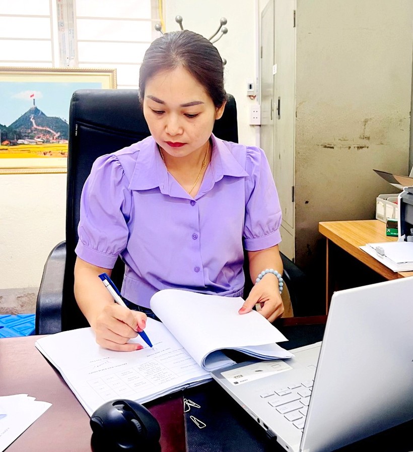 Cô Nguyễn Thị Lan Hương chuẩn bị giáo án trước khi lên lớp. ảnh 1
