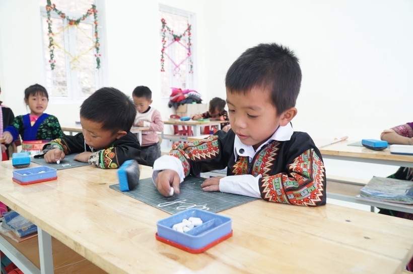 Học sinh dân tộc Mông tại Nghệ An. Ảnh: TL. ảnh 2