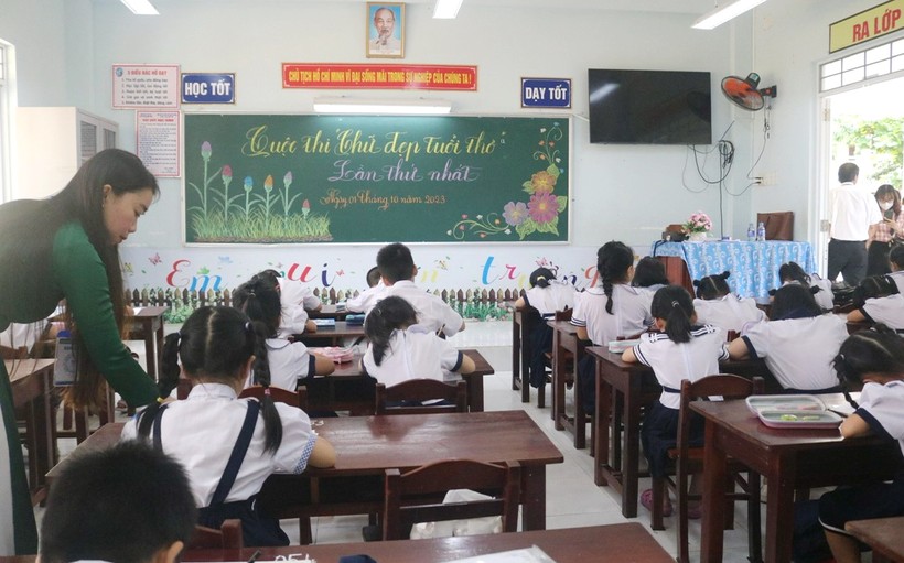 Hơn 300 học sinh tiểu học của TP Tuy Hòa (Phú Yên) tham dự Ngày hội 'Chữ đẹp tuổi thơ'. ảnh 1
